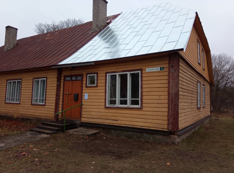 Nissi palvemaja uus katuse nurk